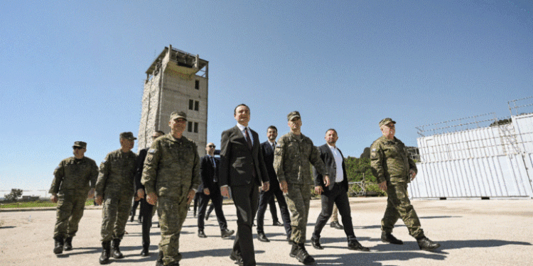 Kurti viziton kazermën “Evropianët e rinj” në Pomozatin dhe “Minatori” në Mitrovicë