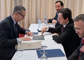 Kurti takohet me profesorin amerikan, i tregon vendin se ku u kidnapuan policët kosovarë