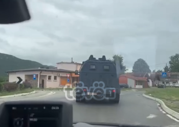 Nën përcjelljen e Policisë së Kosovës ekipet e gazetarëve largohen nga Leposaviqi