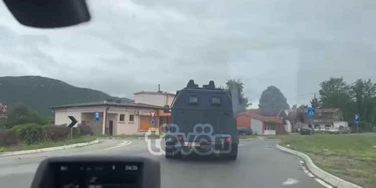 Nën përcjelljen e Policisë së Kosovës ekipet e gazetarëve largohen nga Leposaviqi