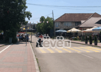 Situatë e qetë në Leposaviq, pak protestues para komunës