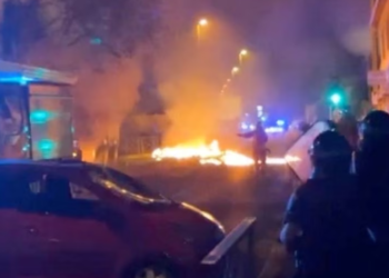 Trazira në Paris pas vrasjes së një adoleshenti nga policia