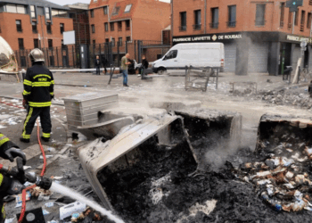 Macron porosit prindërit t’i mbajnë adoleshentët në shtëpi