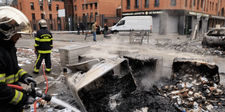 Macron porosit prindërit t’i mbajnë adoleshentët në shtëpi