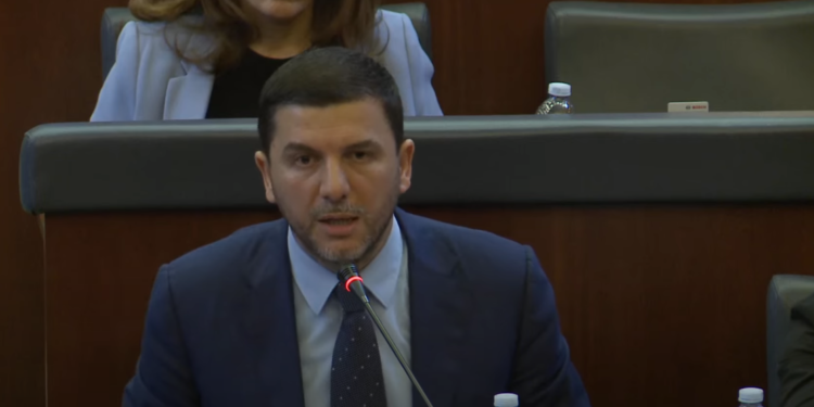 Krasniqi – Kurtit: Kqyri more punët e tua, s’të ka mbetë ty çlirimi e demokratizimi i serbëve