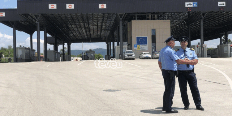 Zyrtarët policorë në Merdarë presin kolegët që u liruan