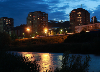 Sulm me shok bombë afër ‘Tre rrokaqiejve’ në Mitrovicë të Veriut