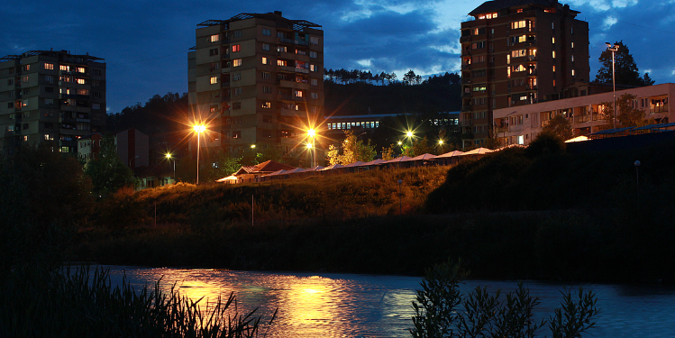 Sulm me shok bombë afër ‘Tre rrokaqiejve’ në Mitrovicë të Veriut