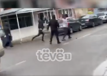 Pamje nga momenti kur gazetarët sulmohen nga protestuesit serbë në Leposaviq