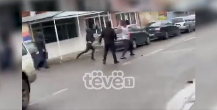 Pamje nga momenti kur gazetarët sulmohen nga protestuesit serbë në Leposaviq