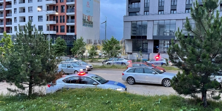 Policia konfirmon se një person është gjetur i vdekur në rrugën “C”, ku kishte të shtëna me armë