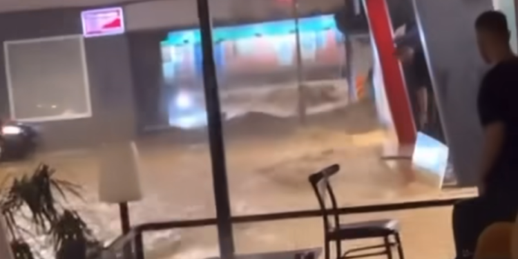 Situatë e rëndë në Pejë, shiu e breshëri shkaktojnë vërshime të mëdha