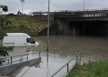 Reshjet e shiut bllokojnë rrugën për në Stacionin e Autobusëve në Prishtinë