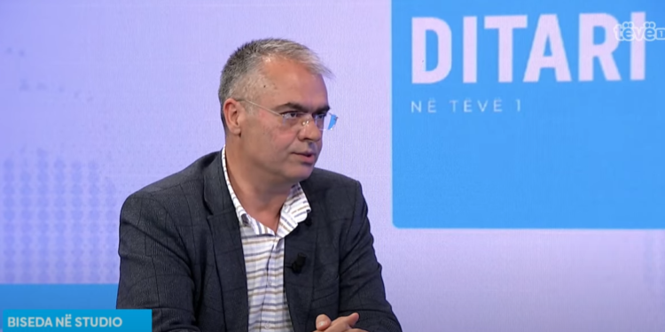 Fetoshi: Nuk ka asnjë sens që Kurti të takohet me Vuçiqin derisa tre policët janë në paraburgim