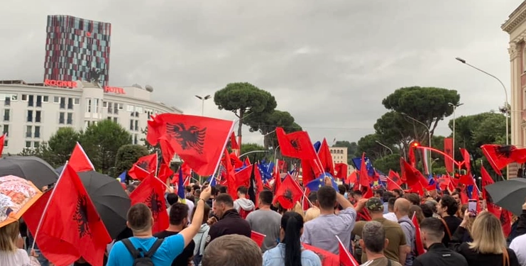 Në Tiranë, u protestua në mbështetje të Kosovës