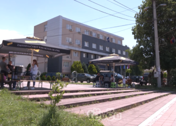 Pak serbë i qëndrojnë “besnik” protestës në Leposaviq e Zveçan