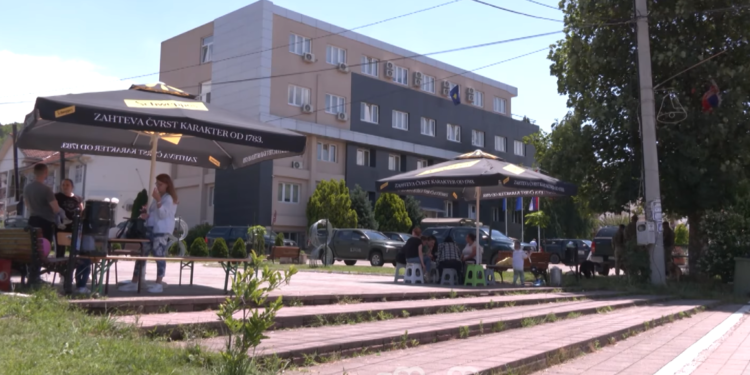Pak serbë i qëndrojnë “besnik” protestës në Leposaviq e Zveçan