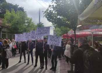 Protestuesit në Zveçan: Nuk do të na dëboni nga shtëpitë tona