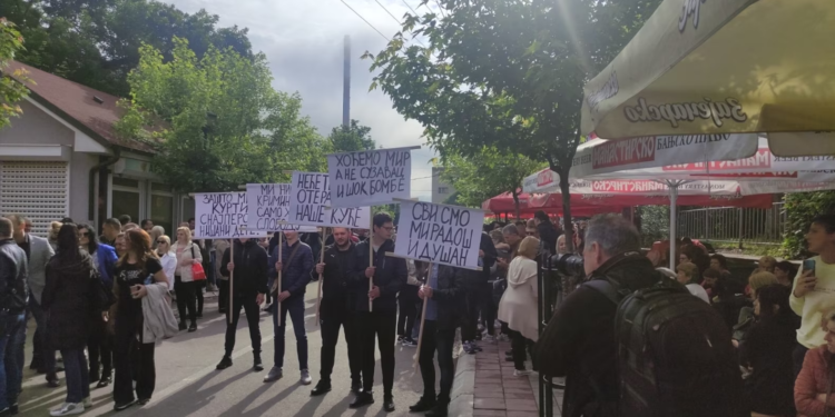 Protestuesit në Zveçan: Nuk do të na dëboni nga shtëpitë tona