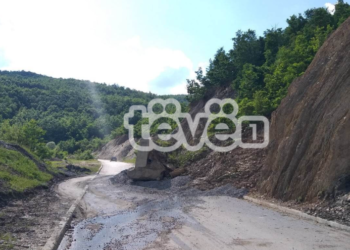 Shembja e dheut bllokon njërën korsi të rrugës në Kaçandoll
