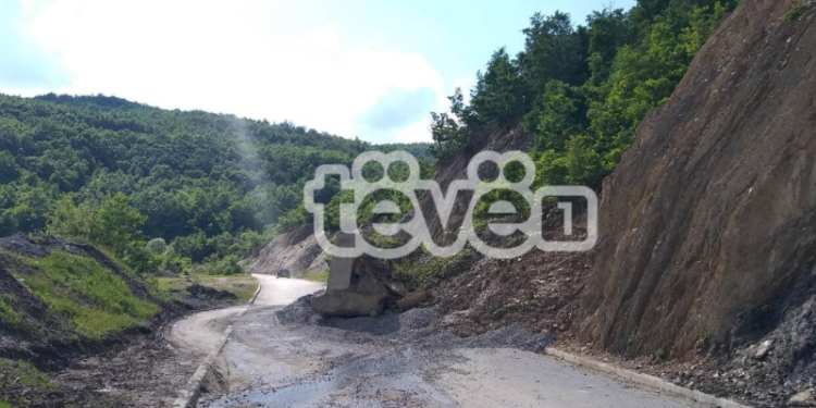 Shembja e dheut bllokon njërën korsi të rrugës në Kaçandoll