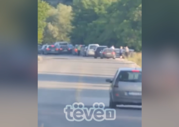 Tri pikat kufitare me Serbinë vazhdojnë që të jenë të bllokuara