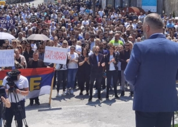 Serbët e Shtërpcës protestojnë në mbështetje të bashkëkombasve nga veriu i vendit