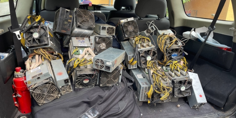 Konfiskohen në veri 11 pajisje për kripovaluta, pronari dyshohet se gjendet në Beograd