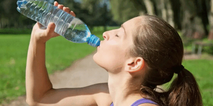 Cilat ushqime hidratojnë trupin tuaj?