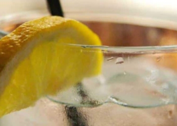 A humbni peshë nëse pini ujë me limon?