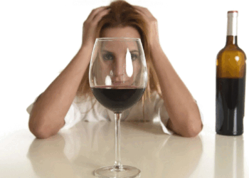 Çfarë ndodh brenda trupit të një gruaje kur pi shumë alkool?
