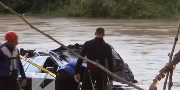 Nxirret në sipërfaqe vetura me targa të Kosovës, konfirmohen 2 trupa njerëzish brenda