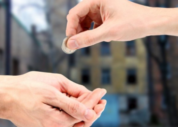 Rrëfimi i gruas që për vite me radhë kërkoi lëmoshë rrugëve bashkë me katër fëmijët e saj