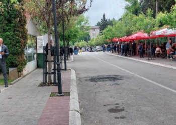 Rakiq dhe Simiq me protestuesit në Zveçan