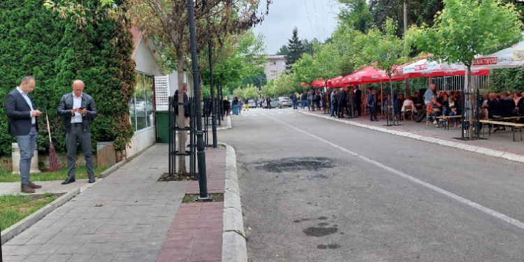 Rakiq dhe Simiq me protestuesit në Zveçan