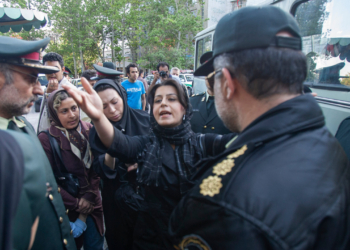 Policia e moralit rinis patrullimet në Iran