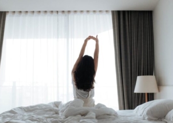 Studimi: Njerëzit që zgjohen herët në mëngjes janë më të lumtur