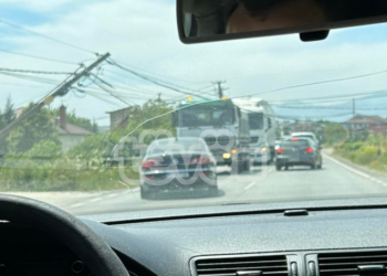 Shtylla elektrike afër rrëzimit në rrugën Klinë – Pejë, shkakton kolona të gjata në trafik