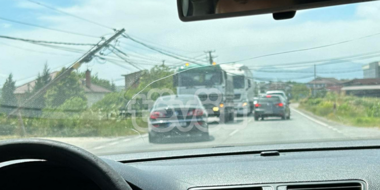 Shtylla elektrike afër rrëzimit në rrugën Klinë – Pejë, shkakton kolona të gjata në trafik