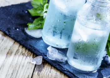 Ja çfarë pëson organizmi nëse pini ujë të ftohtë në këto ditë të nxehta