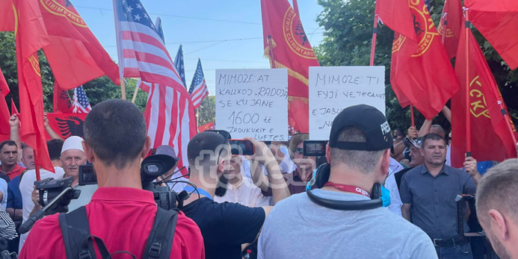 “Dorëhiqu Mimozë”, “Poshtë Qeveria”, disa nga thirrjet e veteranëve gjatë protestës