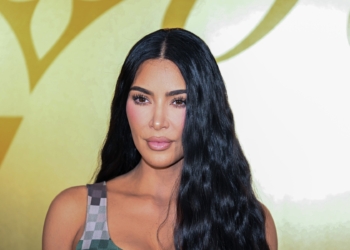 Kim Kardashian duket si një princeshë e përrallave në një shfaqje të modës