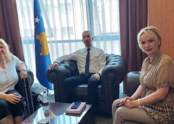 Atiq pret në takim zyrtaren e BE-së, flasin për punët e qeverisë së re komunale