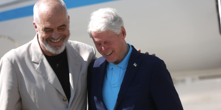 Clinton mbërrin në Shqipëri, pritet nga Rama