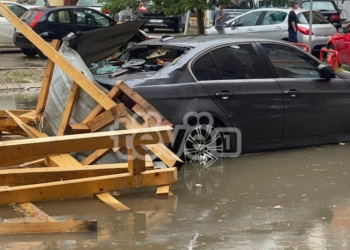 Pronari i njërës nga veturat e dëmtuara në lagjen “Bregu i Diellit” thotë se kulmi i rënë ishte ndërtim pa leje