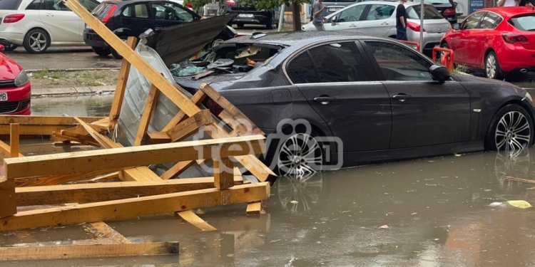 Pronari i njërës nga veturat e dëmtuara në lagjen “Bregu i Diellit” thotë se kulmi i rënë ishte ndërtim pa leje