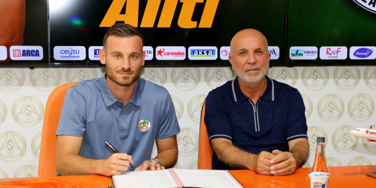 Fidan Aliti prezantohet te Alanyaspor