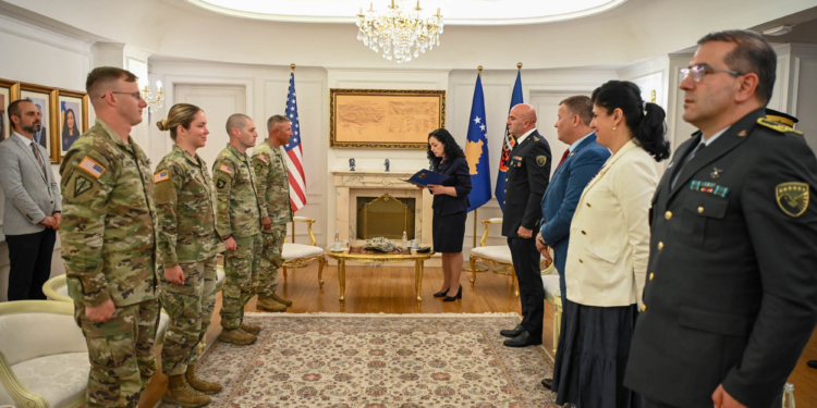 Osmani dekoron tre udhëheqës ushtarakë amerikanë të KFOR-it