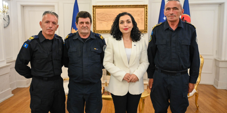 Osmani pret në takim tre policët: Qytetarët dhe institucionet e njohin përkushtimin tuaj