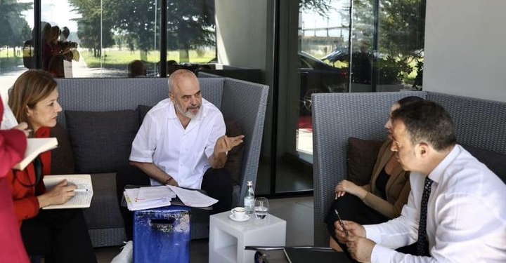 Shqipëria nënshkruan 13 marrëveshjet me Kosovën, Rama: Pasi ia hoqa merakun  Kurtit, pres takimin pasdite